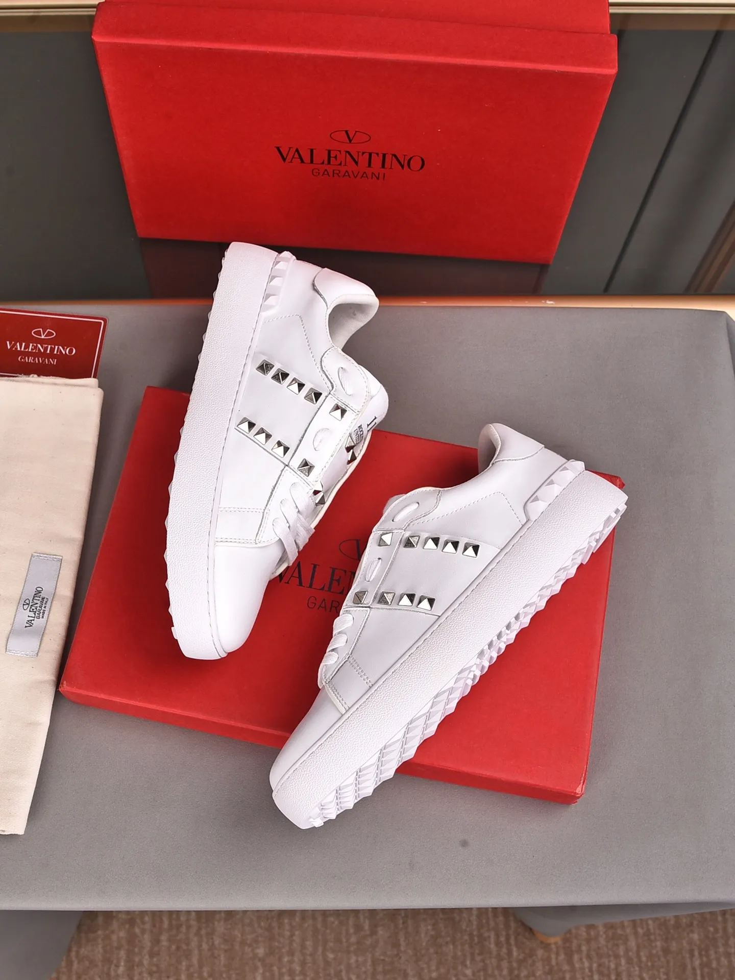 Men's shoes 440💰 (men and women couples) Valentino classic color matching series casual shoes. Made with heavy craftsmanship, good products pay attention to every detail. A must-have trendy item that can be worn all year round, it has been worn by many celebrities and Internet celebrities~~Imported cowhide surface, unique design concept, sheepskin lining, counter quality. Women’s clothing 35-40. Men’s clothing 39-44, 45-46 (returns and exchanges are not supported for custom-made items)